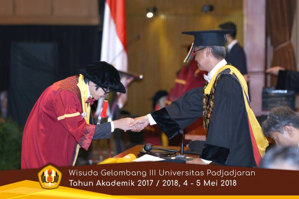 wisuda unpad gel III TA 2017-2018 Fak Hukum oleh Rektor 040  by (PAPYRUS PHOTO)