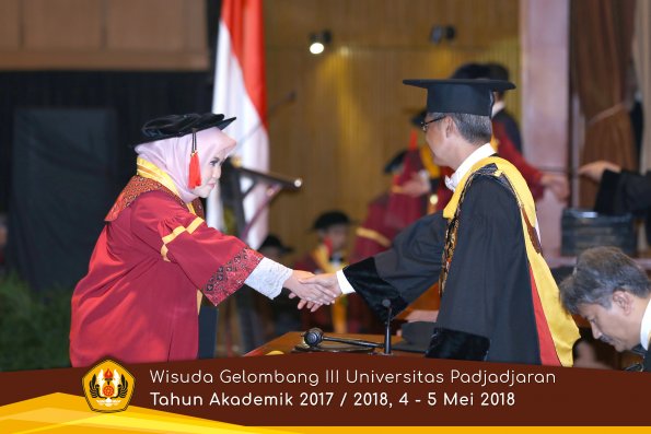 wisuda unpad gel III TA 2017-2018 Fak Hukum oleh Rektor 043  by (PAPYRUS PHOTO)