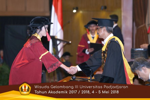 wisuda unpad gel III TA 2017-2018 Fak Hukum oleh Rektor 044  by (PAPYRUS PHOTO)