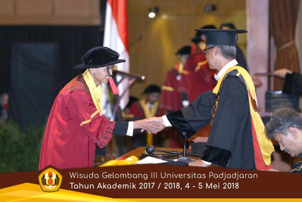 wisuda unpad gel III TA 2017-2018 Fak Hukum oleh Rektor 045  by (PAPYRUS PHOTO)