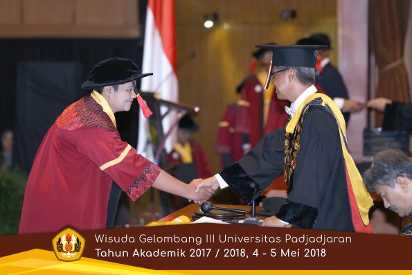 wisuda unpad gel III TA 2017-2018 Fak Hukum oleh Rektor 046  by (PAPYRUS PHOTO)