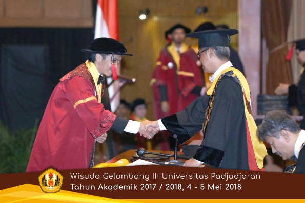 wisuda unpad gel III TA 2017-2018 Fak Hukum oleh Rektor 047  by (PAPYRUS PHOTO)