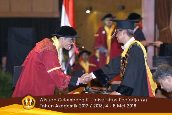 wisuda unpad gel III TA 2017-2018 Fak Hukum oleh Rektor 048  by (PAPYRUS PHOTO)