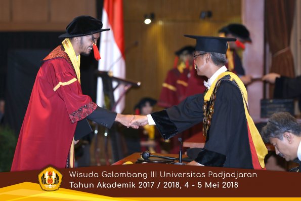 wisuda unpad gel III TA 2017-2018 Fak Hukum oleh Rektor 049  by (PAPYRUS PHOTO)