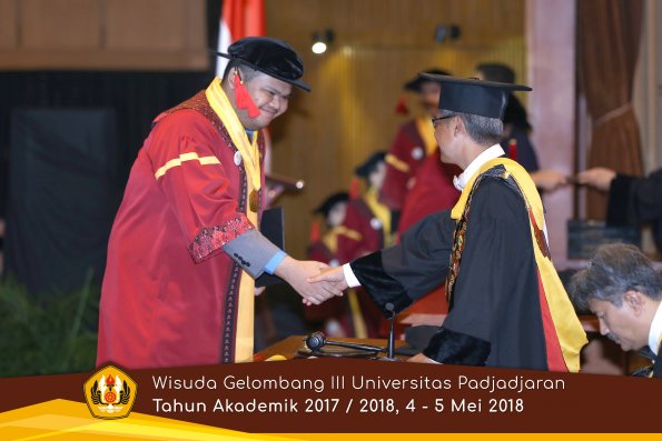 wisuda unpad gel III TA 2017-2018 Fak Hukum oleh Rektor 050  by (PAPYRUS PHOTO)