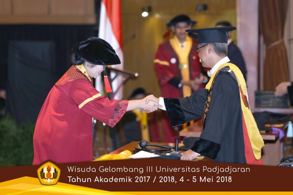 wisuda unpad gel III TA 2017-2018 Fak Hukum oleh Rektor 051  by (PAPYRUS PHOTO)