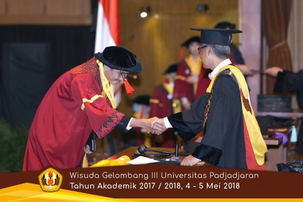 wisuda unpad gel III TA 2017-2018 Fak Hukum oleh Rektor 052  by (PAPYRUS PHOTO)
