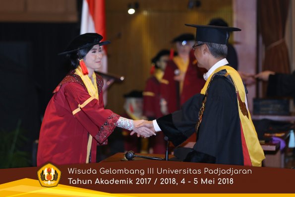 wisuda unpad gel III TA 2017-2018 Fak Hukum oleh Rektor 054  by (PAPYRUS PHOTO)