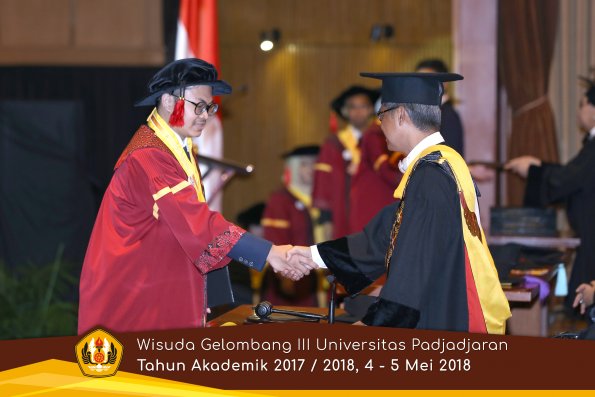 wisuda unpad gel III TA 2017-2018 Fak Hukum oleh Rektor 055  by (PAPYRUS PHOTO)