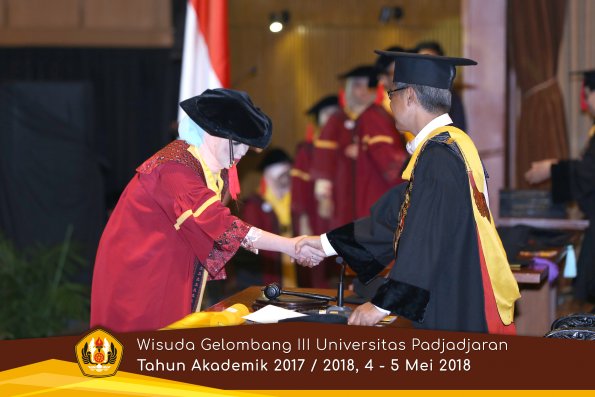 wisuda unpad gel III TA 2017-2018 Fak Hukum oleh Rektor 056  by (PAPYRUS PHOTO)