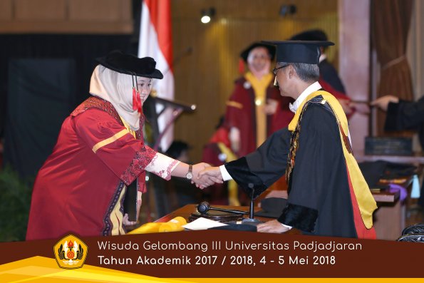 wisuda unpad gel III TA 2017-2018 Fak Hukum oleh Rektor 058  by (PAPYRUS PHOTO)
