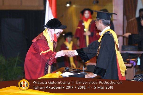 wisuda unpad gel III TA 2017-2018 Fak Hukum oleh Rektor 060  by (PAPYRUS PHOTO)