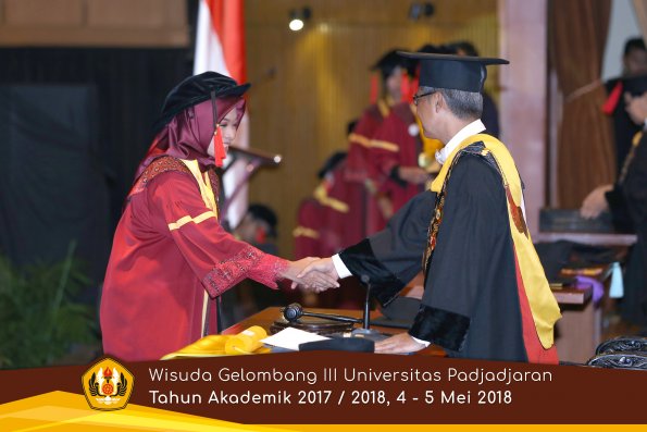 wisuda unpad gel III TA 2017-2018 Fak Hukum oleh Rektor 061  by (PAPYRUS PHOTO)