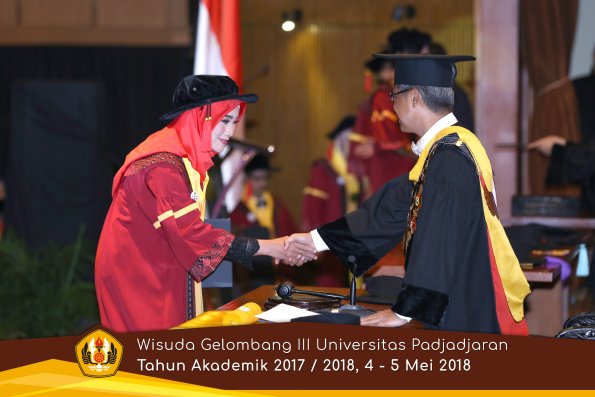 wisuda unpad gel III TA 2017-2018 Fak Hukum oleh Rektor 062  by (PAPYRUS PHOTO)