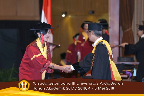 wisuda unpad gel III TA 2017-2018 Fak Hukum oleh Rektor 063  by (PAPYRUS PHOTO)
