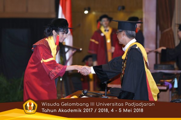 wisuda unpad gel III TA 2017-2018 Fak Hukum oleh Rektor 064  by (PAPYRUS PHOTO)