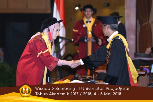 wisuda unpad gel III TA 2017-2018 Fak Hukum oleh Rektor 065  by (PAPYRUS PHOTO)