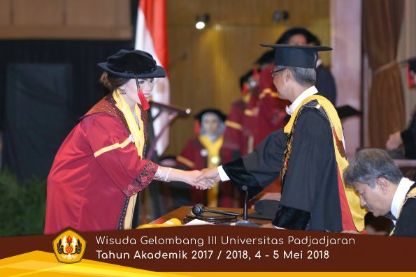 wisuda unpad gel III TA 2017-2018 Fak Hukum oleh Rektor 067  by (PAPYRUS PHOTO)