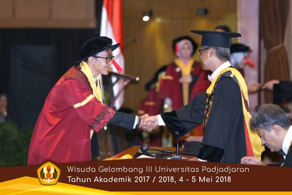 wisuda unpad gel III TA 2017-2018 Fak Hukum oleh Rektor 070  by (PAPYRUS PHOTO)