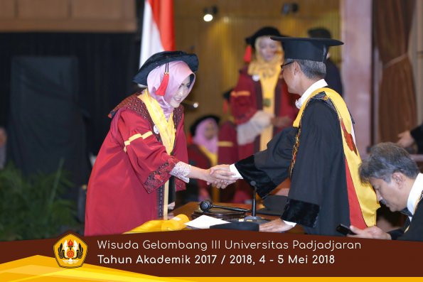 wisuda unpad gel III TA 2017-2018 Fak Hukum oleh Rektor 072  by (PAPYRUS PHOTO)