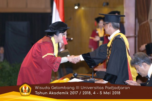 wisuda unpad gel III TA 2017-2018 Fak Hukum oleh Rektor 074  by (PAPYRUS PHOTO)