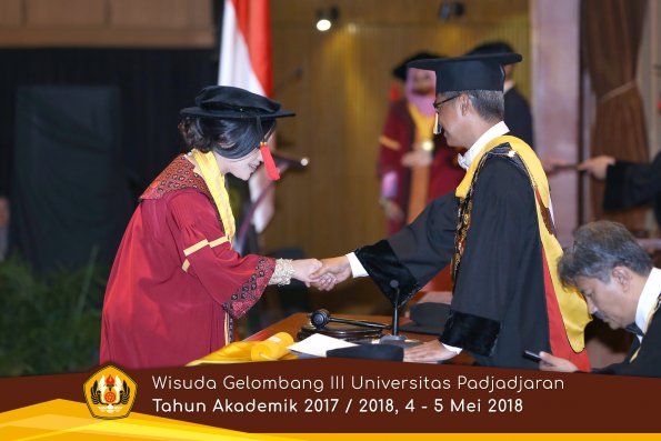 wisuda unpad gel III TA 2017-2018 Fak Hukum oleh Rektor 075  by (PAPYRUS PHOTO)