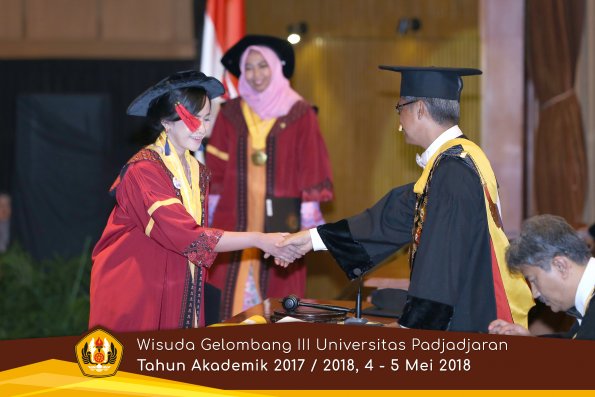 wisuda unpad gel III TA 2017-2018 Fak Hukum oleh Rektor 076  by (PAPYRUS PHOTO)