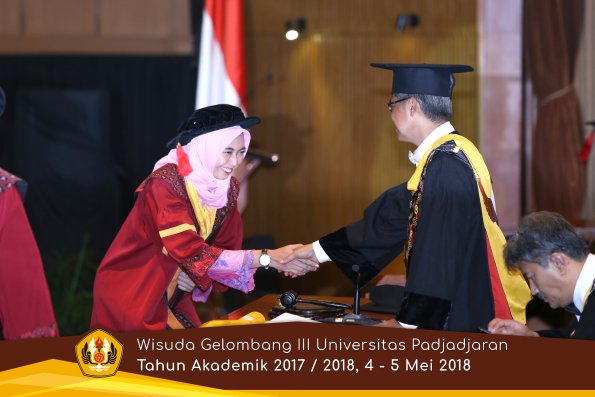 wisuda unpad gel III TA 2017-2018 Fak Hukum oleh Rektor 077  by (PAPYRUS PHOTO)