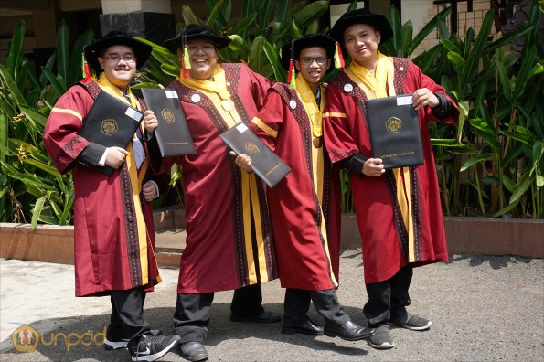 LIPUTAN WISUDA UNPAD GEL III TA 2022-2023  SESI III (100)