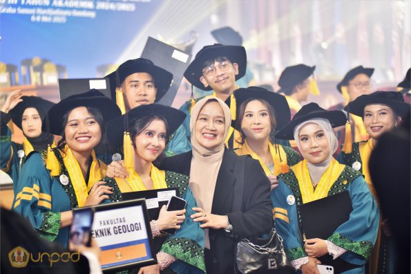 WISUDA UNPAD GEL III TA 2024 - 2025 (9)