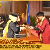 WISUDA UNPAD GEL III TA 2024 - 2025 FAKULTAS EKONOMI DAN BISNIS OLEH DEKAN__00180