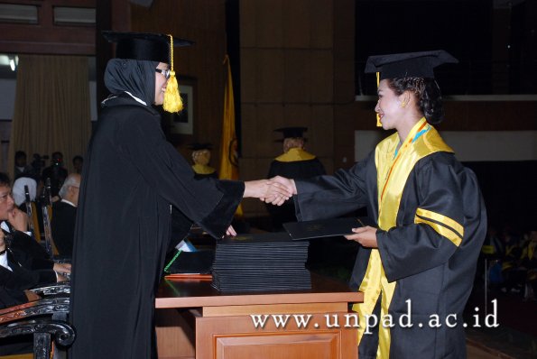 dok-humas-unpad_ilalang-foto_wisuda-gel-1-2010-2011_magister-ekonomi_069