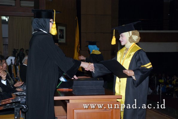 dok-humas-unpad_ilalang-foto_wisuda-gel-1-2010-2011_magister-ekonomi_073