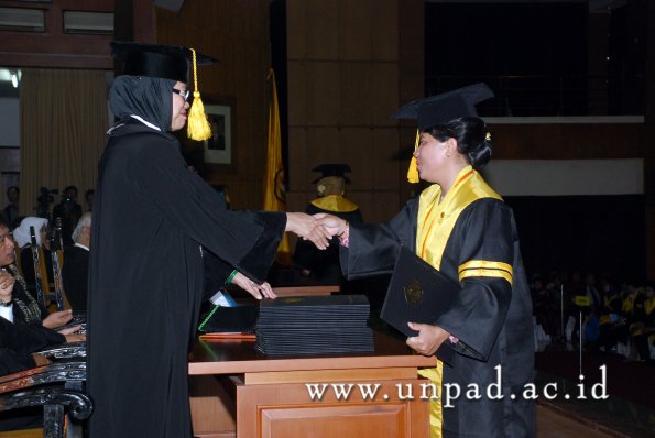 dok-humas-unpad_ilalang-foto_wisuda-gel-1-2010-2011_magister-ekonomi_074