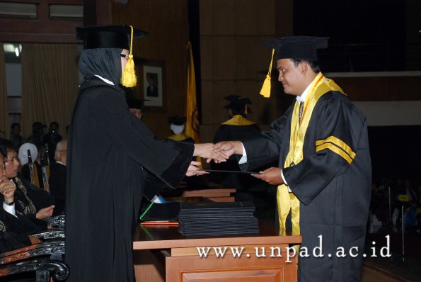 dok-humas-unpad_ilalang-foto_wisuda-gel-1-2010-2011_magister-ekonomi_079