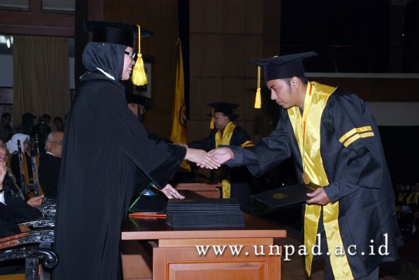 dok-humas-unpad_ilalang-foto_wisuda-gel-1-2010-2011_magister-ekonomi_081