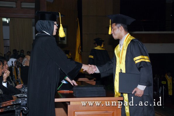 dok-humas-unpad_ilalang-foto_wisuda-gel-1-2010-2011_magister-ekonomi_082