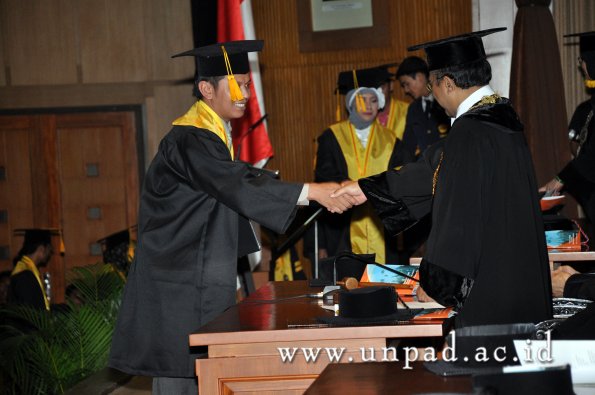 dok-humas-unpad_ilalang-foto_wisuda-gel-1-2010-2011_magister-ekonomi_162