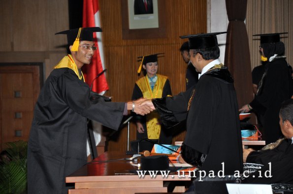 dok-humas-unpad_ilalang-foto_wisuda-gel-1-2010-2011_magister-ekonomi_171