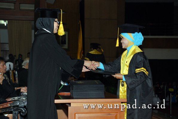 dok-humas-unpad_ilalang-foto_wisuda-gel-1-2010-2011_-profesi-ekonomi_014