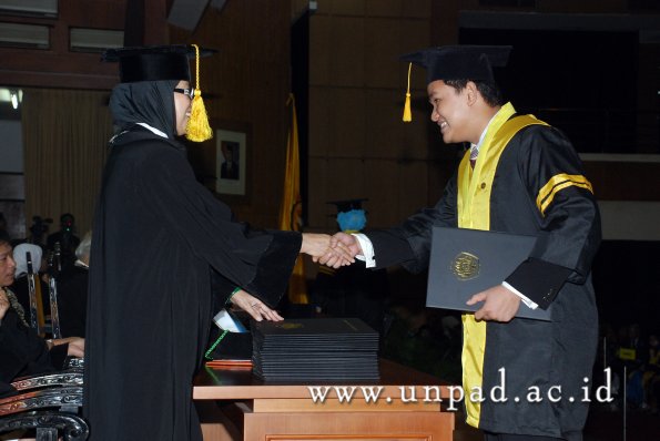 dok-humas-unpad_ilalang-foto_wisuda-gel-1-2010-2011_-profesi-ekonomi_015