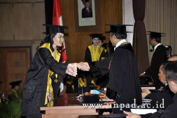 dok-humas-unpad_ilalang-foto_wisuda-gel-1-2010-2011_profesi-dokter_300