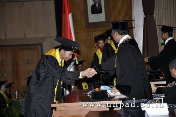 dok-humas-unpad_ilalang-foto_wisuda-gel-1-2010-2011_profesi-dokter_397