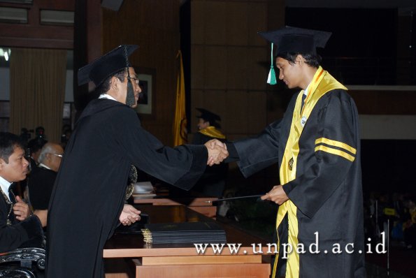 dok-humas-unpad_ilalang-foto_wisuda-gel-1-2010-2011_s2-pasca_036