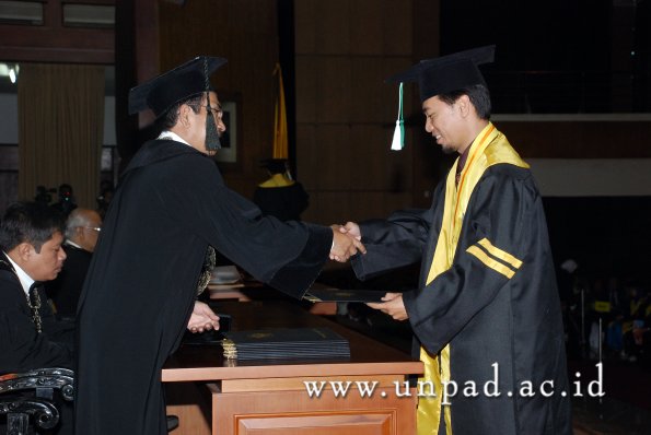 dok-humas-unpad_ilalang-foto_wisuda-gel-1-2010-2011_s2-pasca_037