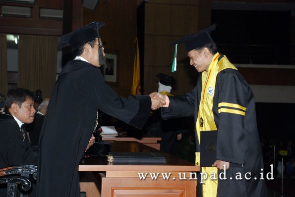 dok-humas-unpad_ilalang-foto_wisuda-gel-1-2010-2011_s2-pasca_039