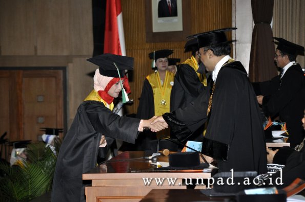 dok-humas-unpad_ilalang-foto_wisuda-gel-1-2010-2011_s2-pasca_060