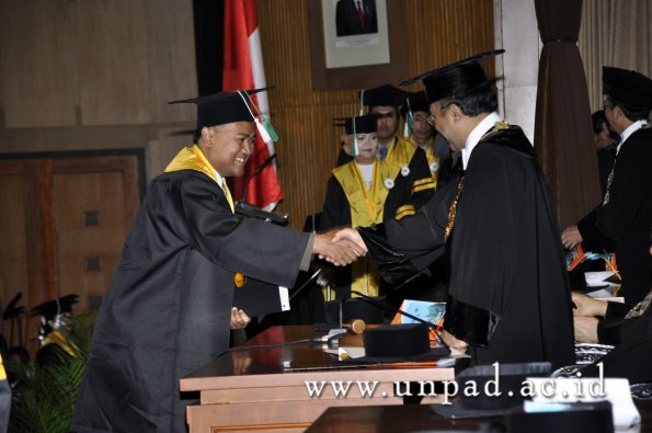 dok-humas-unpad_ilalang-foto_wisuda-gel-1-2010-2011_s2-pasca_075