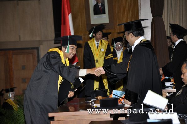 dok-humas-unpad_ilalang-foto_wisuda-gel-1-2010-2011_s2-pasca_078