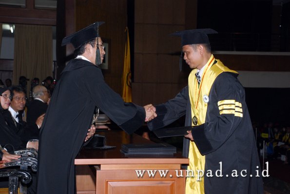 dok-humas-unpad_ilalang-foto_wisuda-gel-1-2010-2011_s2-pasca_033